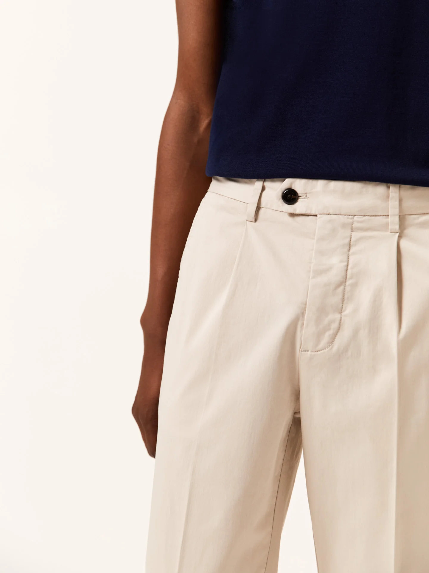 Calças casuais com pregas slim fit em sarja garment dye - Image 6