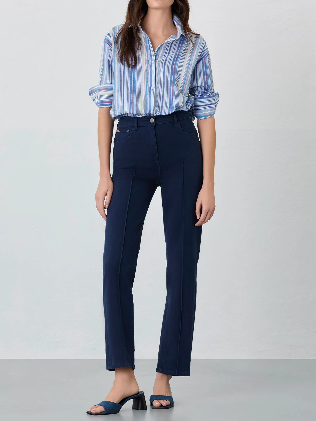 Calças com a bainha virada para cima - Image 8