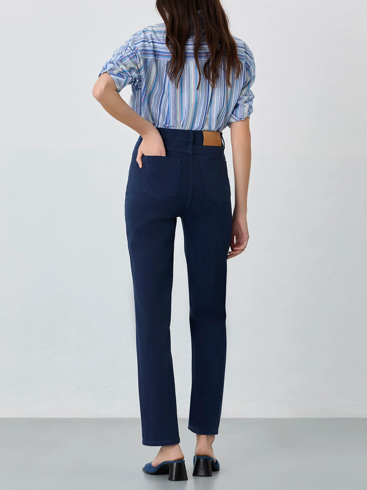 Calças com a bainha virada para cima - Image 9