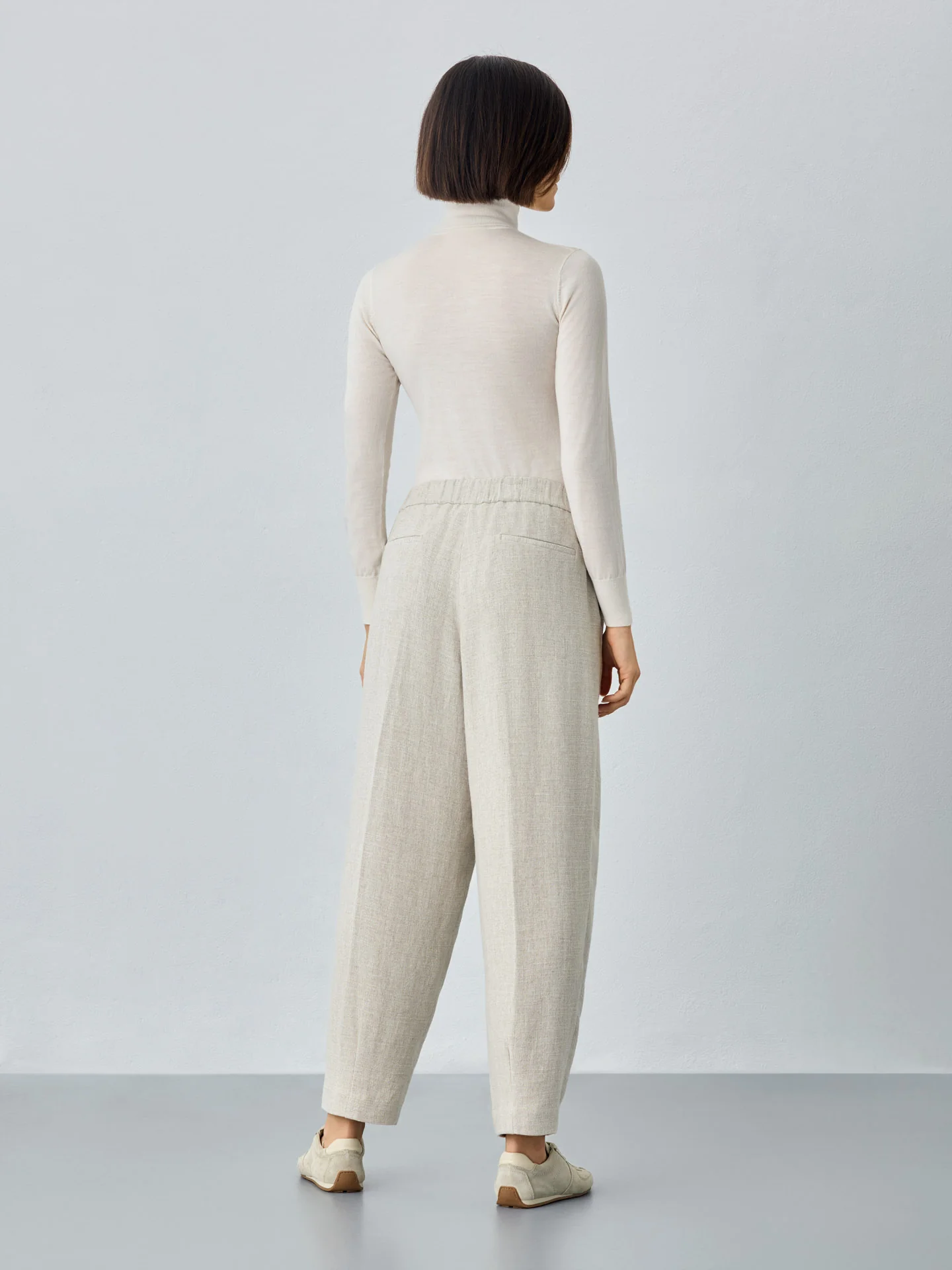 Calças com cós elástico ,barrel fit, em tecido viscose, linho e mistura de lyocell - Image 3