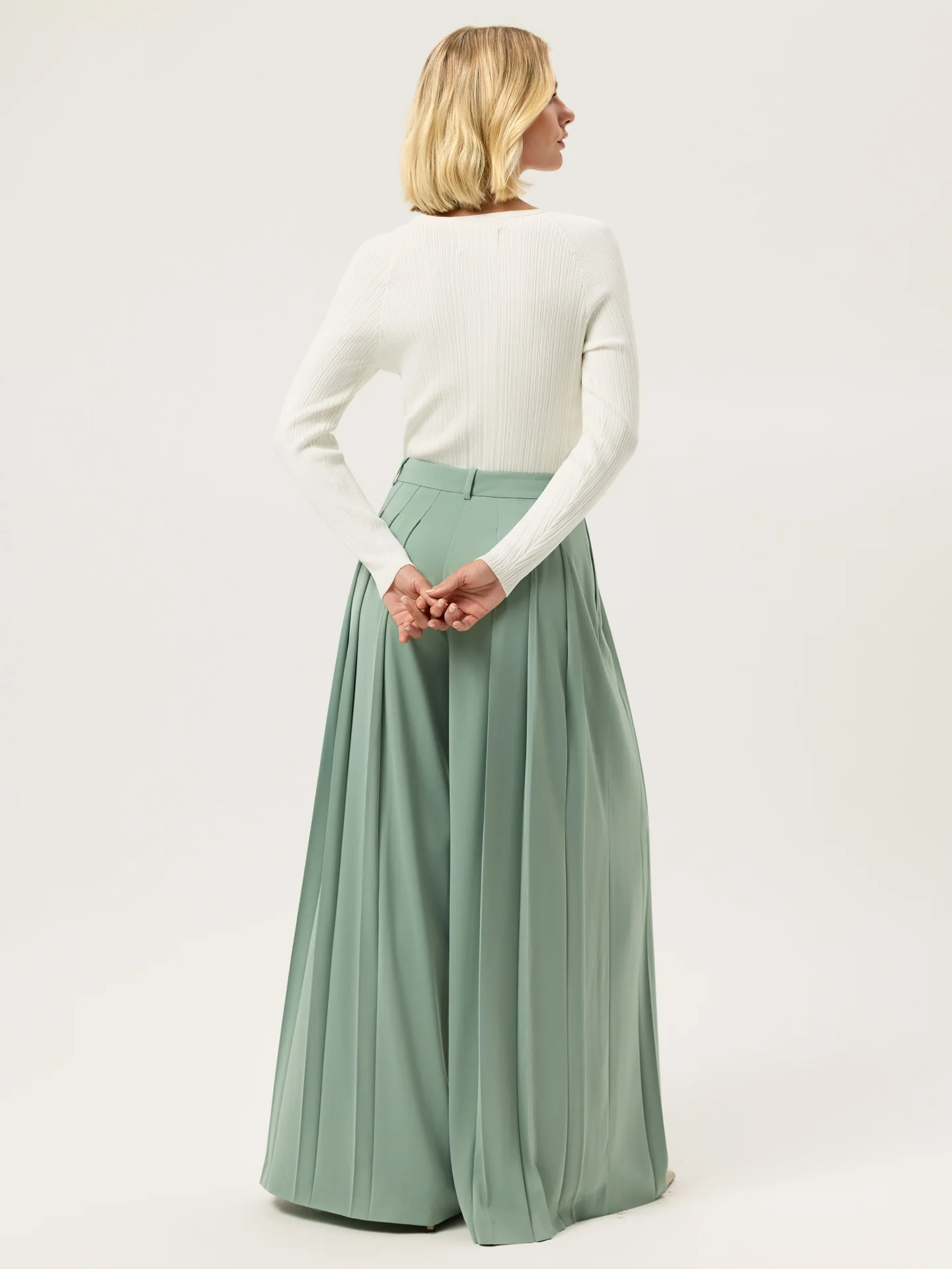 Calças Loose Fit com Pregas em Cetim - Image 3