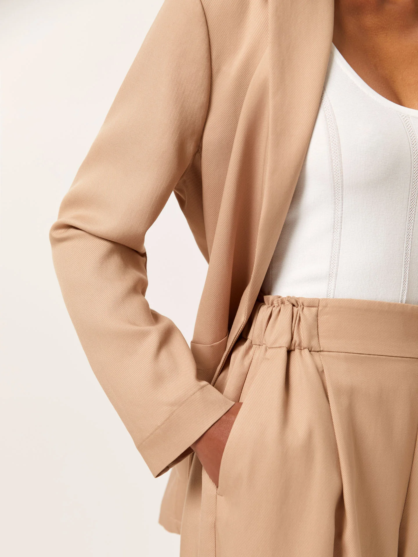 Calças loose fit em tecido de Tencel e Rayon com elástico no cinto - Image 3