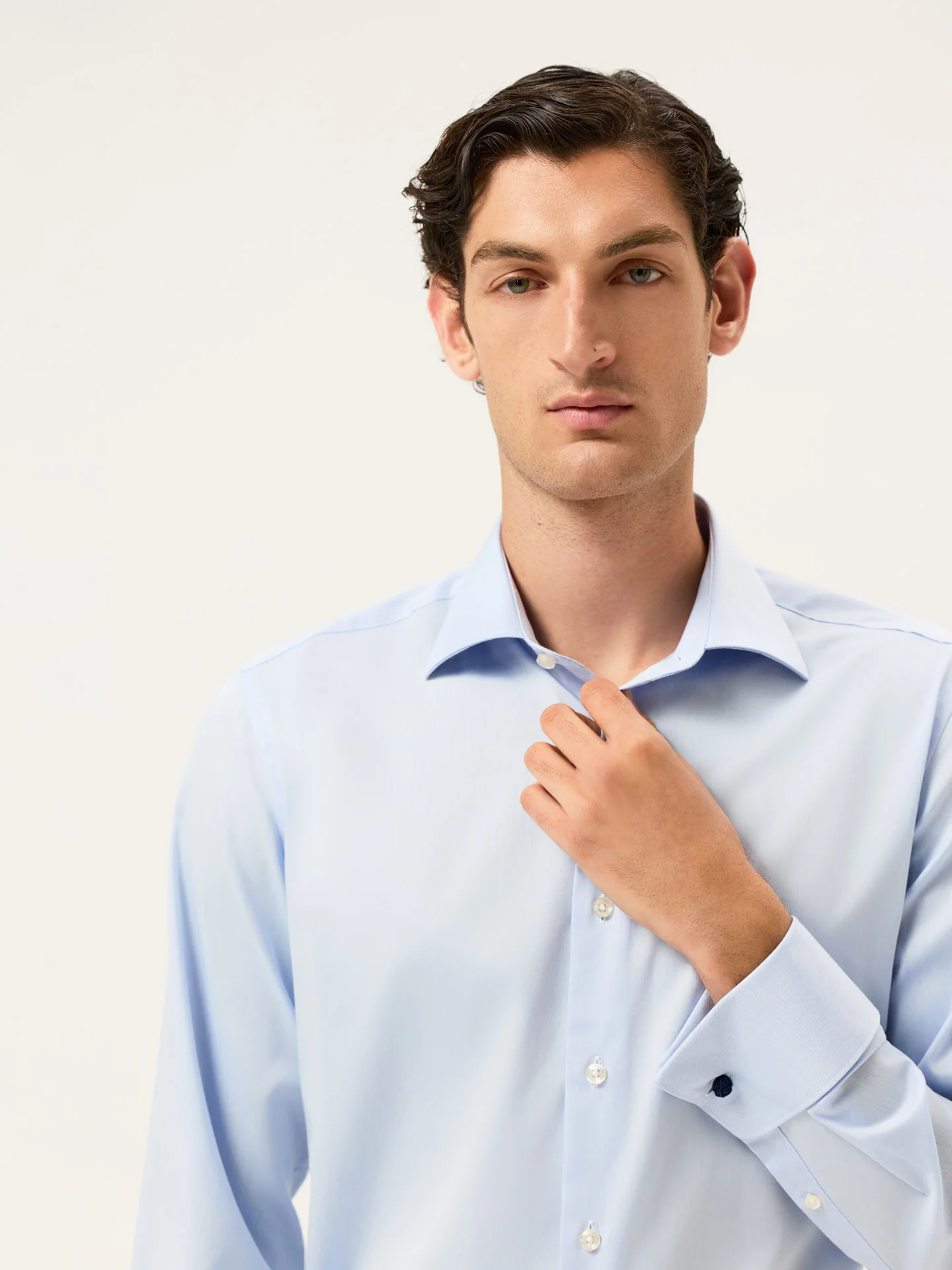 Camisa Formal Regular Fit em Tecido sarjado, com Colarinho Oxford e Punhos Duplos - Image 3