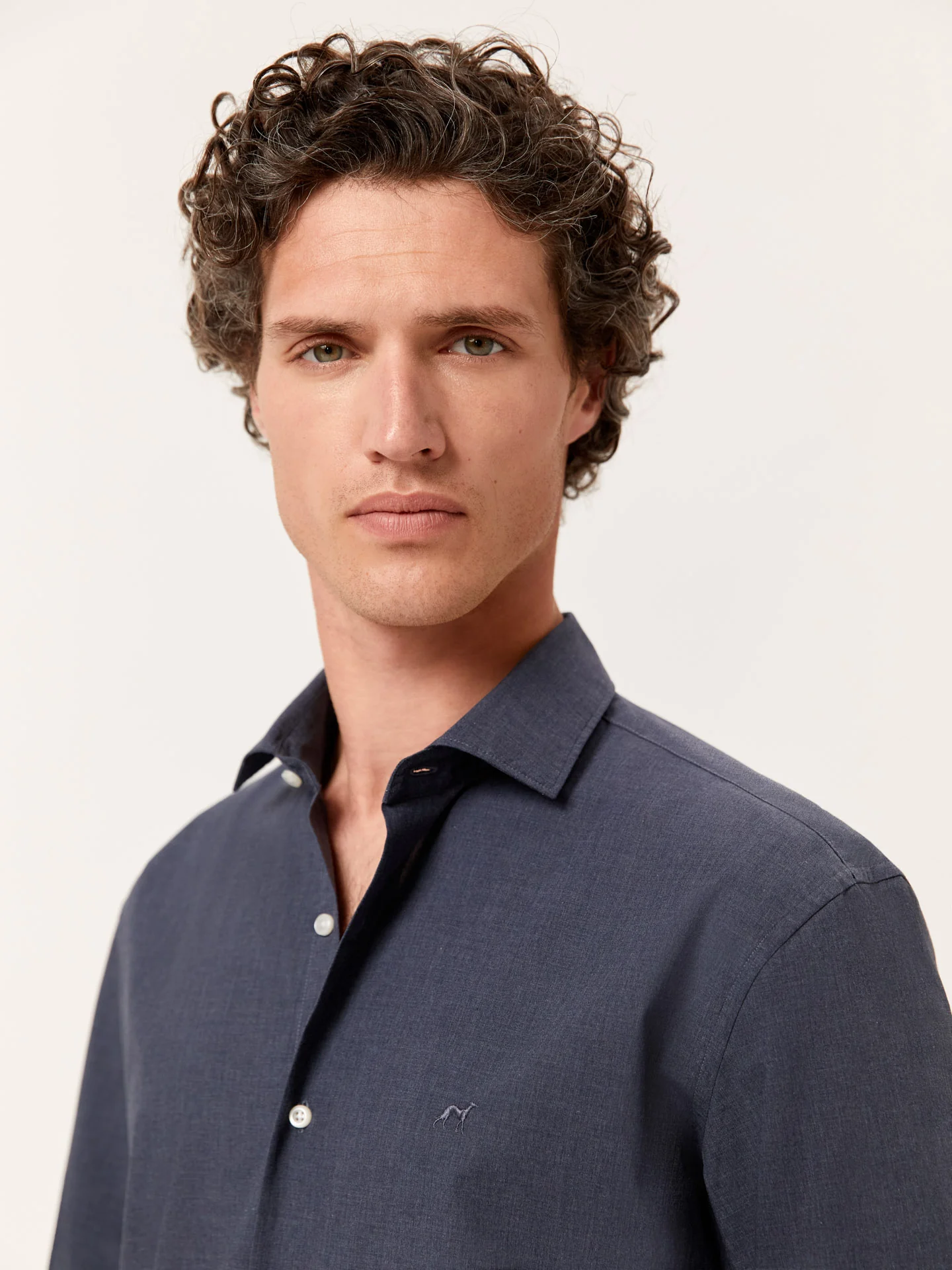 Camisa slim fit de algodão mescla com colarinho aberto - Image 19