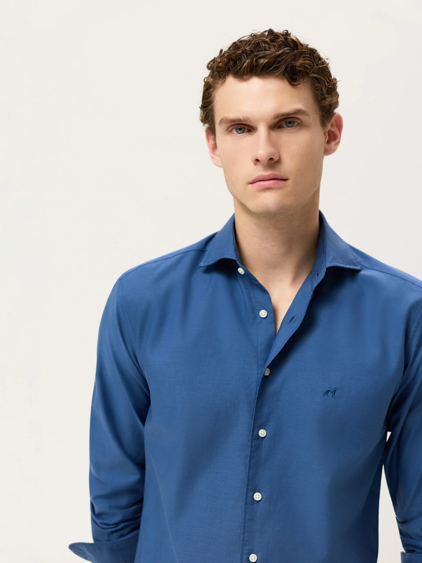 Camisa Slim fit em Denim Leve com Colarinho Newport - Image 6