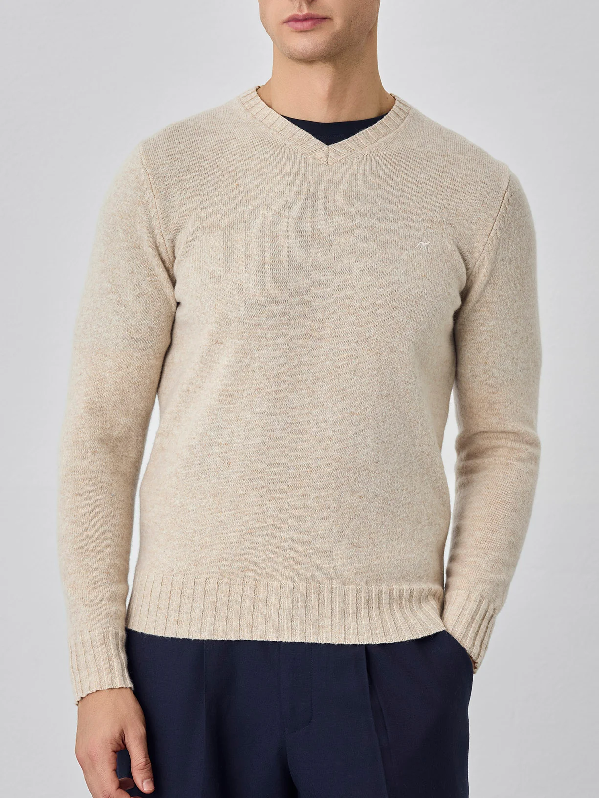 Camisola de decote em v de manga comprida lavável na máquina em lambswool - Image 4