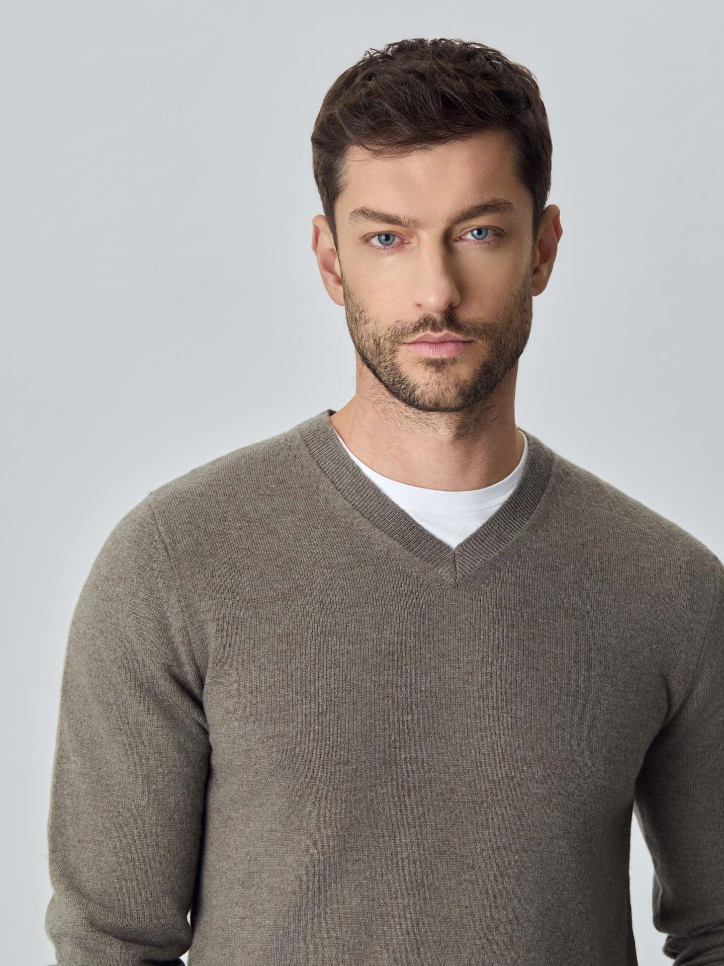 Camisola de decote em v de manga comprida lavável na máquina em mistura de lambswool - Image 8