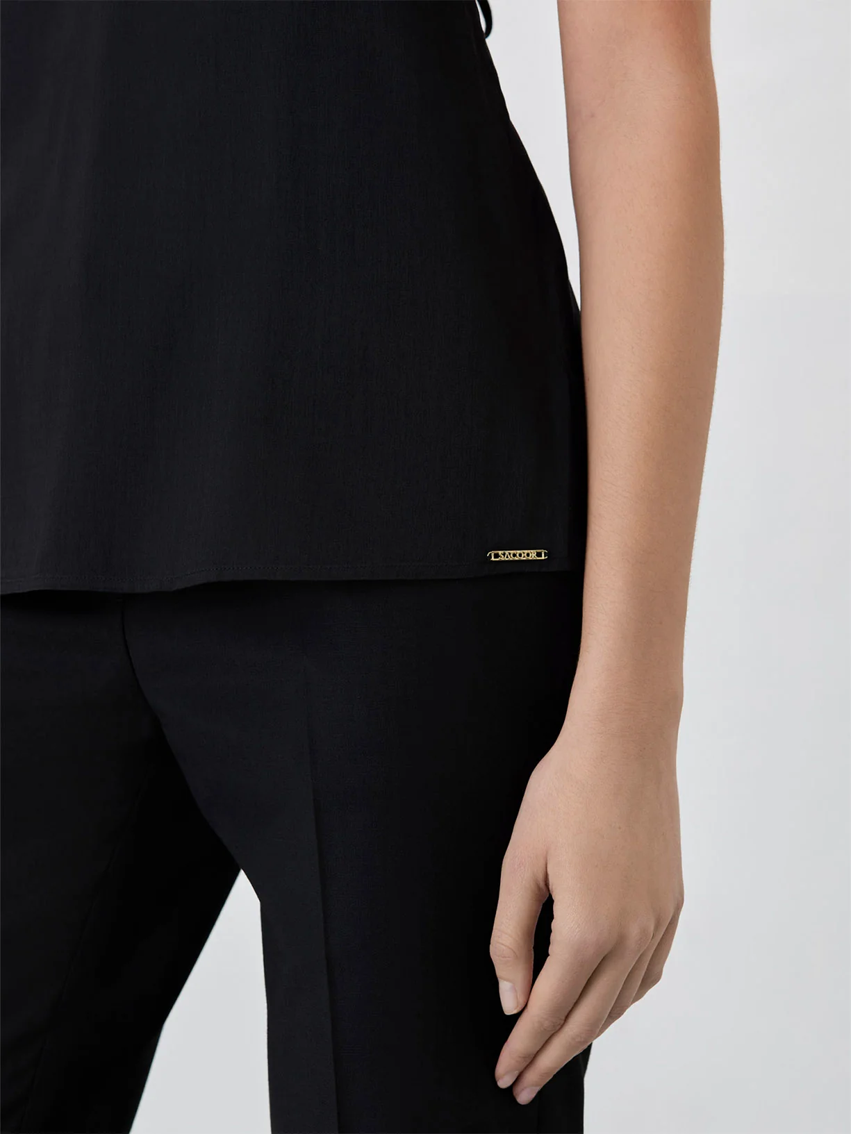 Top Fluido Com Decote Em V Em Cetim - Image 3